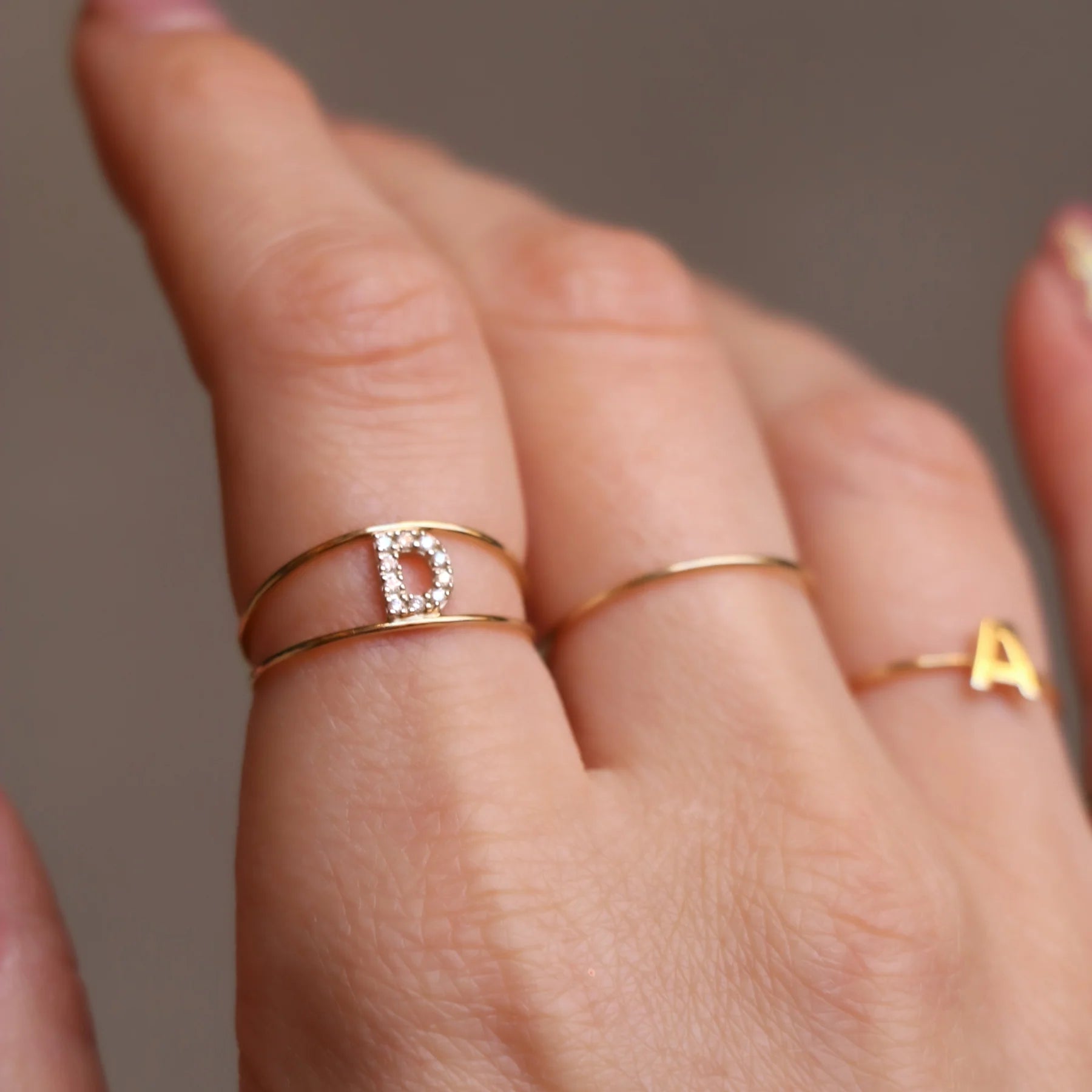 Anello doppio Filodamore in Oro Giallo 9kt e iniziale di diamanti bianchi