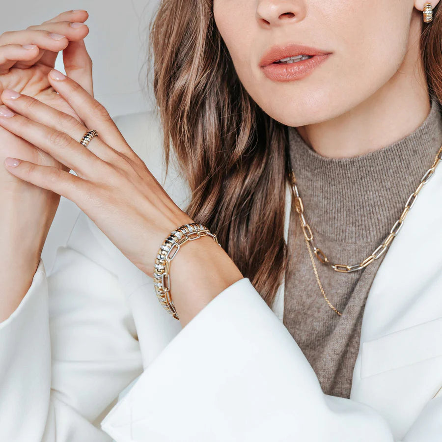 Anello a Fascia Bombato in Argento e Zirconi