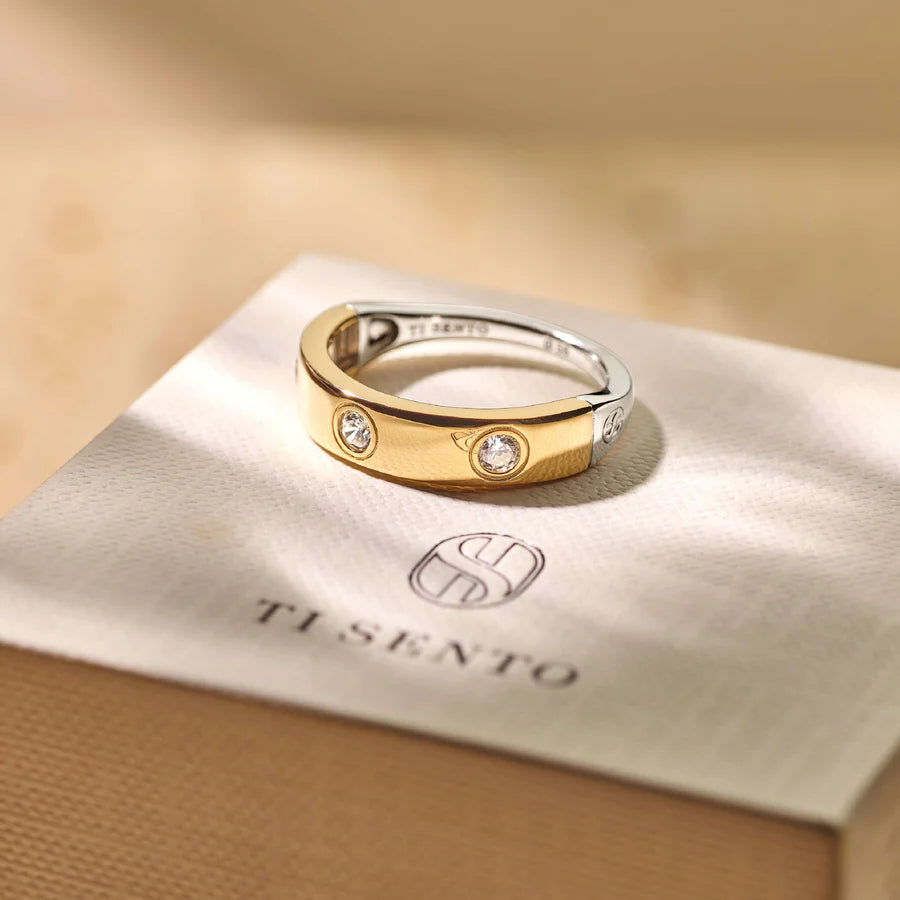 Anello in Argento Dorato e Zirconi
