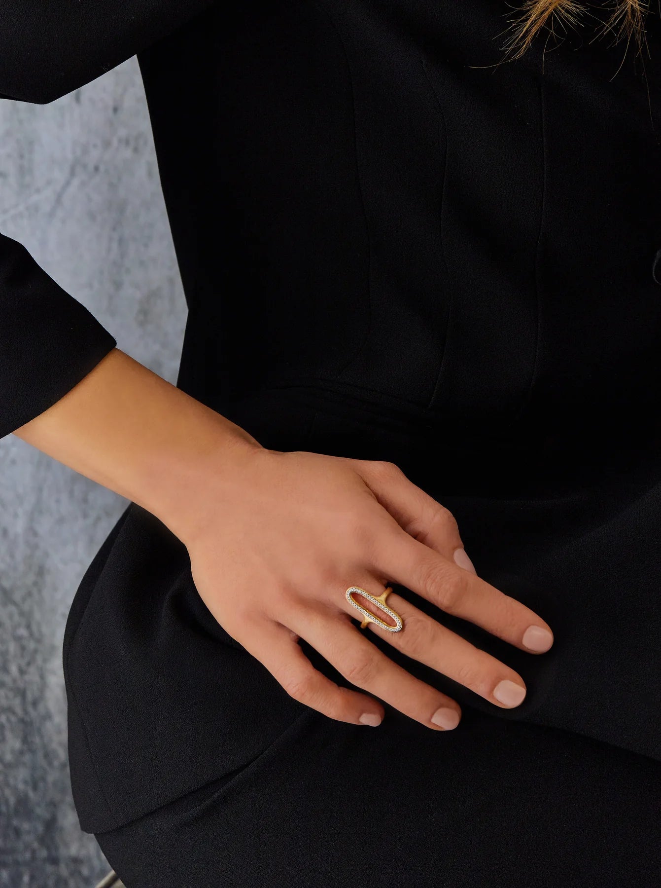 Anello Nanis "LIBERA" con elemento ovale in oro e diamanti