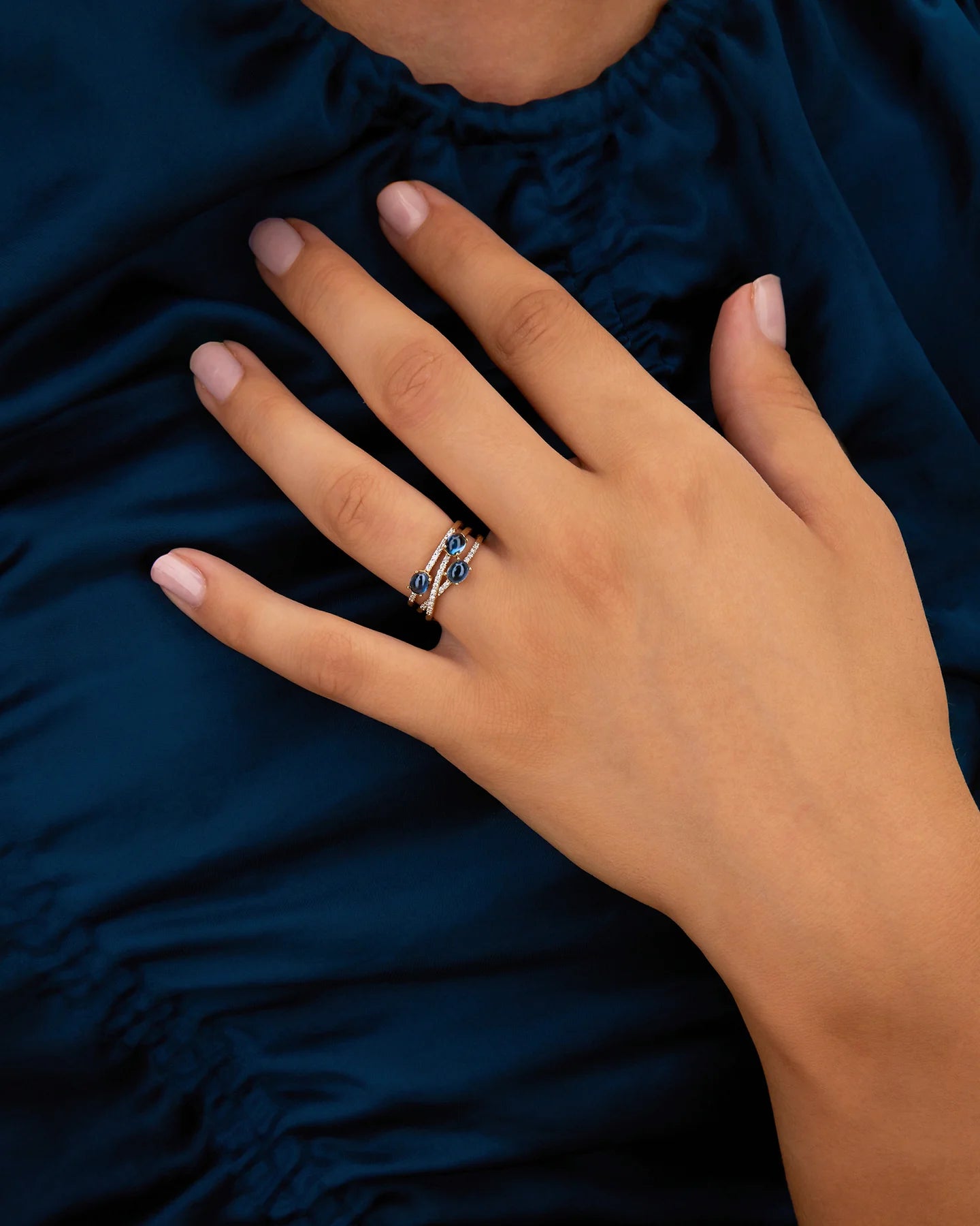 Anello Nanis "DANCING AZURE" incrociato in oro, diamanti e topazio london blu
