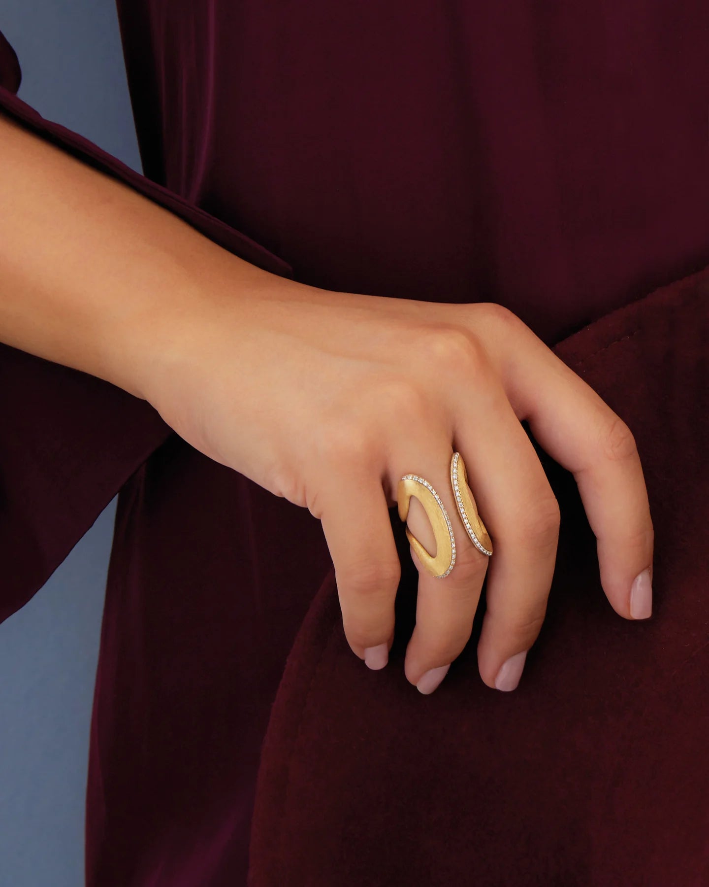 Anello Nanis Statement "LIBERA" in oro e diamanti