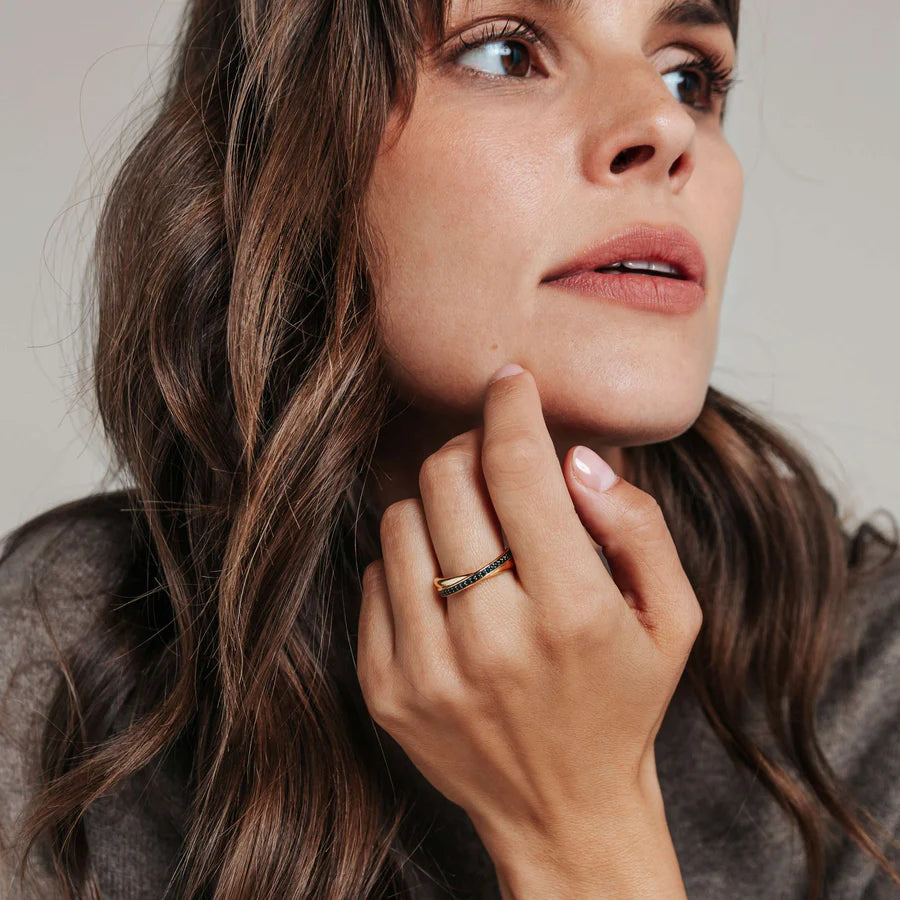 Anello Intrecciato in Argento e Zirconi Neri